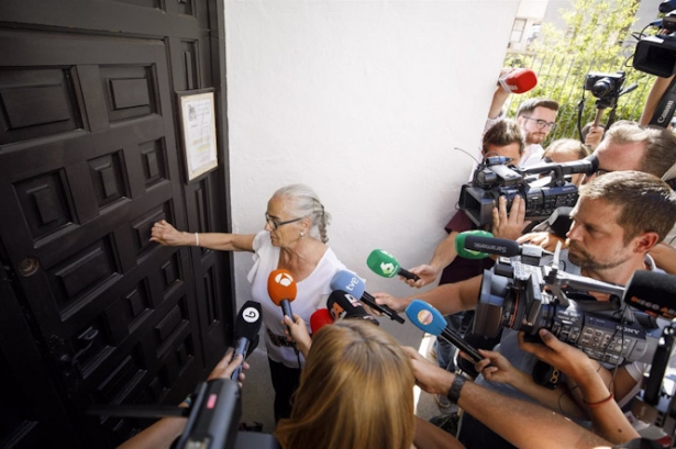 Vecinos de Motril acuden a apoyar a la madre de Luis Rubiales quien sigue encerrada por segundo día en la iglesia Divina Pastora de Motril (ÁLEX CÁMARA/EUROPA PRESS)