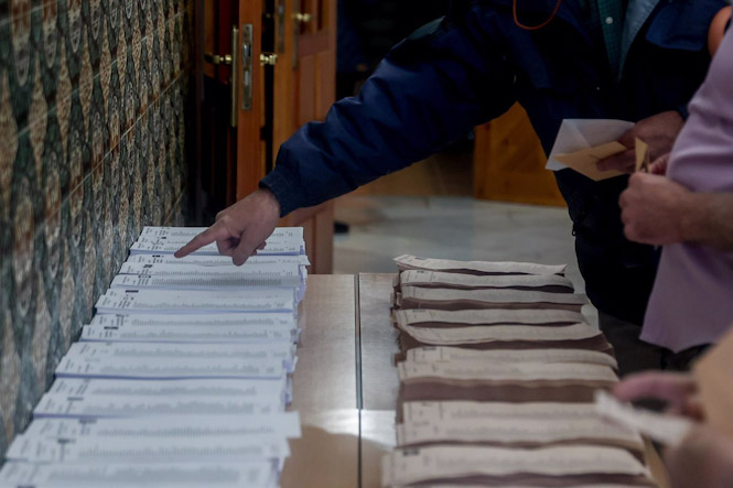 Una persona coge papeletas para votar en un colegio electoral, en Madrid, el pasado 28M (RICARDO RUBIO - EUROPA PRESS) Una persona coge papeletas para votar en un colegio electoral, en Madrid, el pasado 28M (RICARDO RUBIO - EUROPA PRESS)