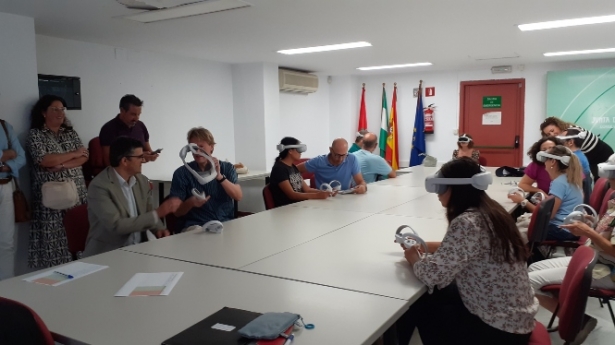 El delegado de Empleo con participantes en el proyecto de realidad virtual del SAE (JUNTA)