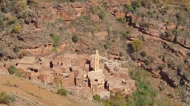 Población típica de montaña en la parte norte del Atlas, con construcciones tradicionales de piedra y adobe, antes del terremoto (UGR)