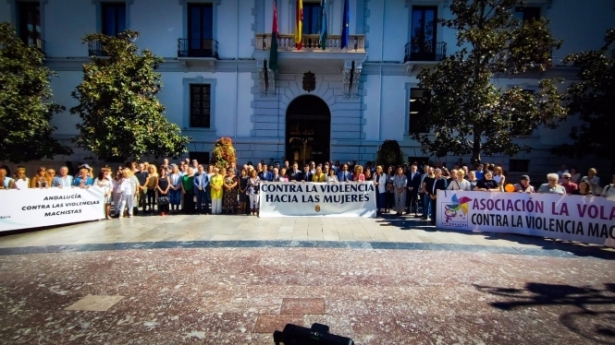 Concentración silenciosa por la última víctima de la violencia machista en Granada (AYUNTAMIENTO DE GRANADA)