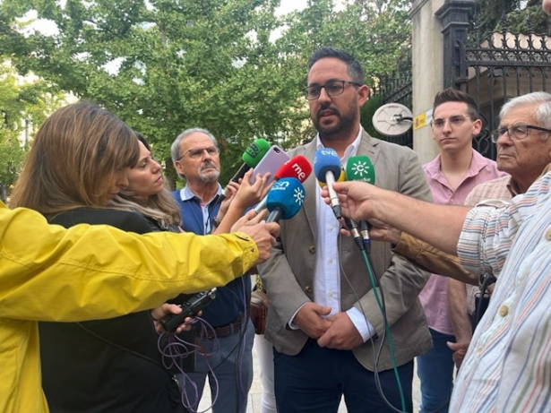 El alcalde de Los Guájares (Granada), Antonio Mancilla, atiende a los medios de comunicación. (PP)