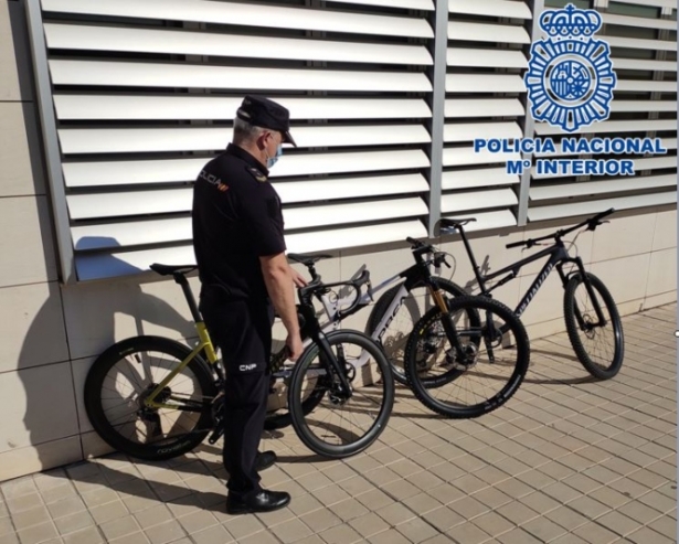 Agente de la Policia Nacional con las bicicletas recuperadas (POLICÍA NACIONAL)