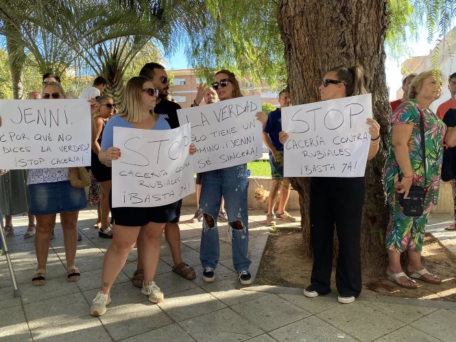 Concentración de familiares y vecinos en la iglesia de la Divina Pastora de Motril en apoyo a Luis Rubiales (EUROPA PRESS) Concentración de familiares y vecinos en la iglesia de la Divina Pastora de Motril en apoyo a Luis Rubiales (EUROPA PRESS)