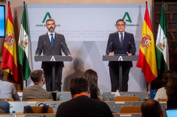 El consejero de Sostenibilidad, Medio Ambiente y Economía Azul Ramón Fernández-Pacheco y el titular andaluz de Universidad, Investigación e Innovación, José Carlos Gómez Villamandos - FRANCISCO J. OLMO - EUROPA PRESS)