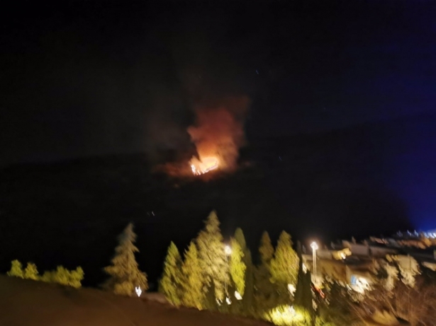Fuego declarado de madrugada en la Alpujarra de Granada  (PERFIL DEL INFOCA EN LA RED SOCIAL `X`)