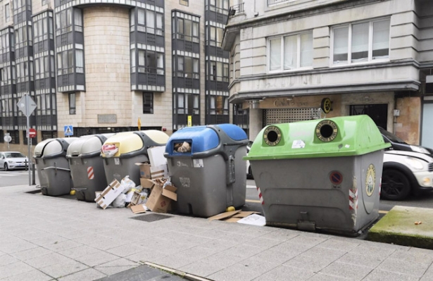 Varios contenedores con basura (JUAN MANUEL SERRANO ARCE - EUROPA PRESS)