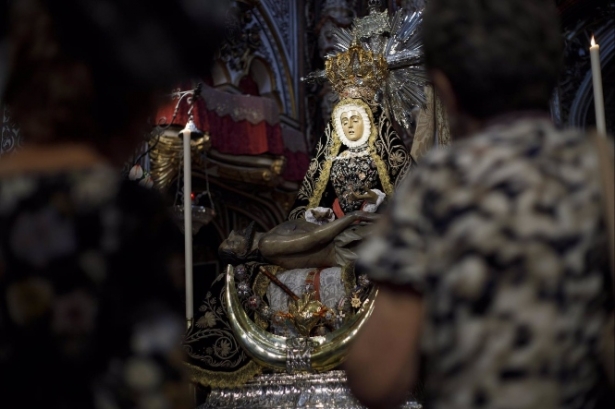 Fieles en la veneración a la Virgen de las Angustias en Granada (ÁLEX CÁMARA /EUROPA PRESS) 