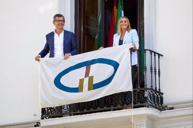 Carazo, con el edil de Cultura, Juan Ramón Ferreira, con la bandera de las Ciudades Patrimonio Mundial, en imagen reciente (AYUNTAMIENTO) 