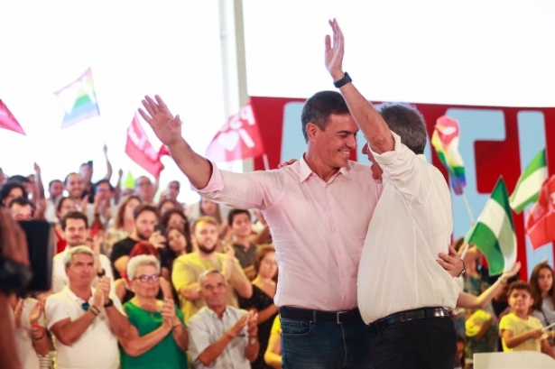 El presidente del Gobierno en funciones y secretario general del PSOE, Pedro Sánchez, junto a el secretario general del PSOE de Andalucía , Juan Espadas, durante un acto público (ROCIO RUZ / EUROPA PRESS)