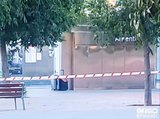 Maletas abandonadas en la parada de Argentinita (PERFIL DE LA POLICÍA LOCAL EN LA RED SOCIAL `X`) 