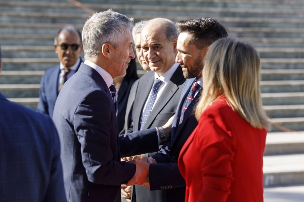 El ministro del Interior en funciones, Fernando Grande-Marlaska (i), a su llegada para presidir la reunión del Centro de Coordinación Operativo (ÁLEX CÁMARA / EUROPA PRESS)