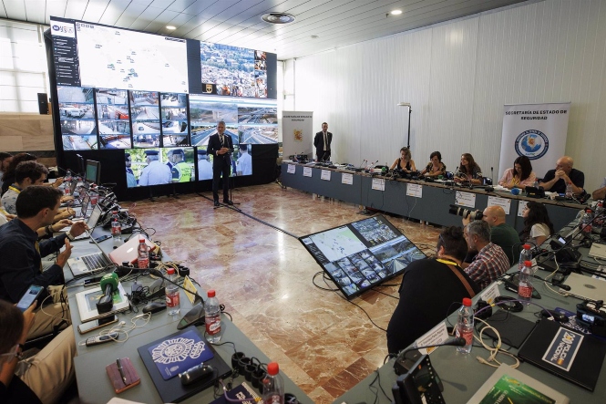 El ministro del Interior en funciones, Fernando Grande-Marlaska, ayer en el Centro de Coordinación Operativo (ÁLEX CÁMARA / EUROPA PRESS) El ministro del Interior en funciones, Fernando Grande-Marlaska, ayer en el Centro de Coordinación Operativo (ÁLEX CÁMARA / EUROPA PRESS)
