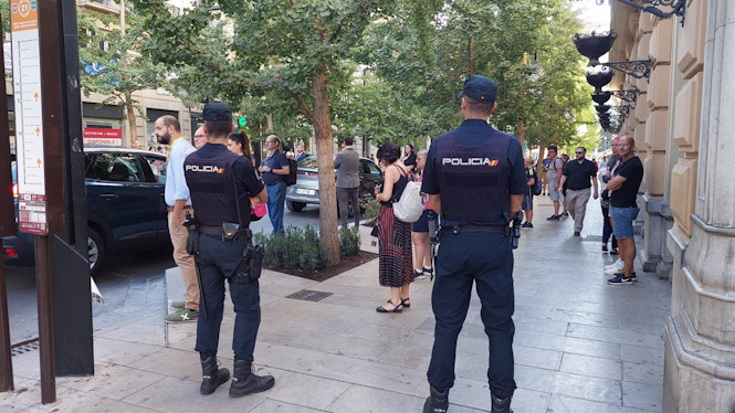 Dispositivo de seguridad con agentes de la Policía Nacional para la llegada de los acompañantes a La Madraza (POLICÍA NACIONAL) Dispositivo de seguridad con agentes de la Policía Nacional para la llegada de los acompañantes a La Madraza (POLICÍA NACIONAL)
