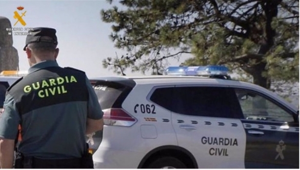 Agente y coche de la Guardia Civil, en imagen de archivo (GUARDIA CIVIL DE VALLADOLID)