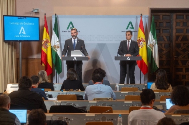 El consejero de Sostenibilidad, Medio Ambiente y Economía Azul, Ramón Fernández-Pacheco  junto el consejero de Justicia, Administración Local y Función Pública José Antonio (FRANCISCO J. OLMO /EUROPA PRESS) 