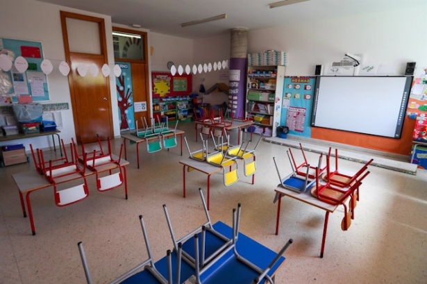 Mesas y sillas recogidas en un centro educativo. Archivo (IVÁN TERRÓN - EUROPA PRESS)