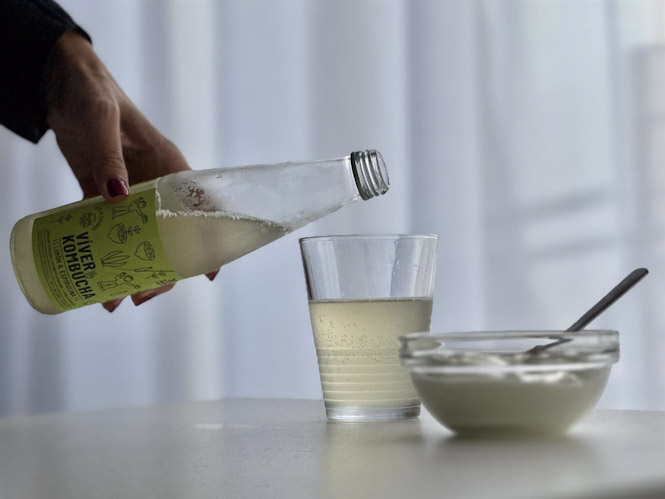 La kombucha es una bebida fermentada, como el yogurt, con alta cantidad de probióticos, baja en calorías y de fácil digestión. (VÍVER KOMBUCHA.) La kombucha es una bebida fermentada, como el yogurt, con alta cantidad de probióticos, baja en calorías y de fácil digestión. (VÍVER KOMBUCHA.)
