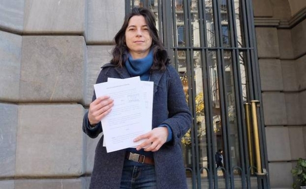 Marta Gutiérrez en la puerta de Fiscalía de Granada presentando el  informe TG7 (VAMOS  GRANADA)