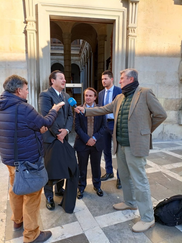 El exconcejal del PP en el Ayuntamiento de Granada Juan Antonio Fuentes a las puertas de la Real Chancillería de Granada junto a su abogado (EUROPA PRESS)