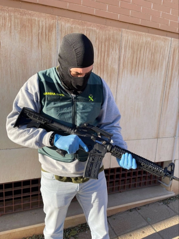 Agente de la Guardia Civil un rifle incautado (GUARDIA CIVIL) 