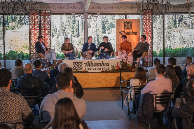 De izda. a dcha., Jesús Lens (moderador) y los chefs Lucía Freitas, Nacho Manzano, Jesús Sánchez, Eneko Atxa y Paco Morales (CERVEZAS ALHAMBRA) De izda. a dcha., Jesús Lens (moderador) y los chefs Lucía Freitas, Nacho Manzano, Jesús Sánchez, Eneko Atxa y Paco Morales (CERVEZAS ALHAMBRA)