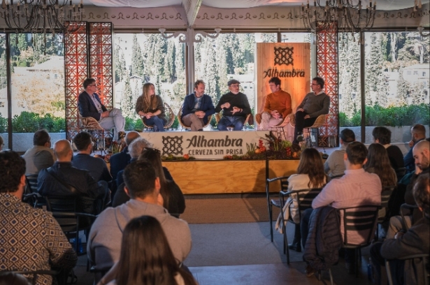 De izda. a dcha., Jesús Lens (moderador) y los chefs Lucía Freitas, Nacho Manzano, Jesús Sánchez, Eneko Atxa y Paco Morales (CERVEZAS ALHAMBRA) 