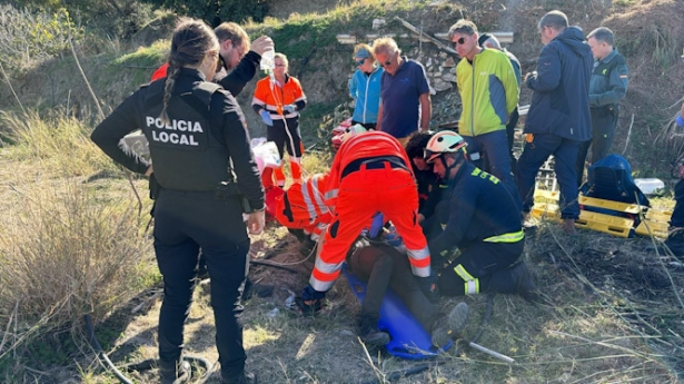La accidentada es atendida en el lugar del siniestro (AYTO. ALMUÑÉCAR)
