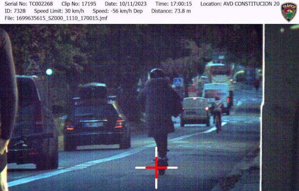 Patín eléctrico sorprendido a 56 kilómetros hora (PERFIL DE LA POLICÍA LOCAL EN LA RED SOCIAL `X`)