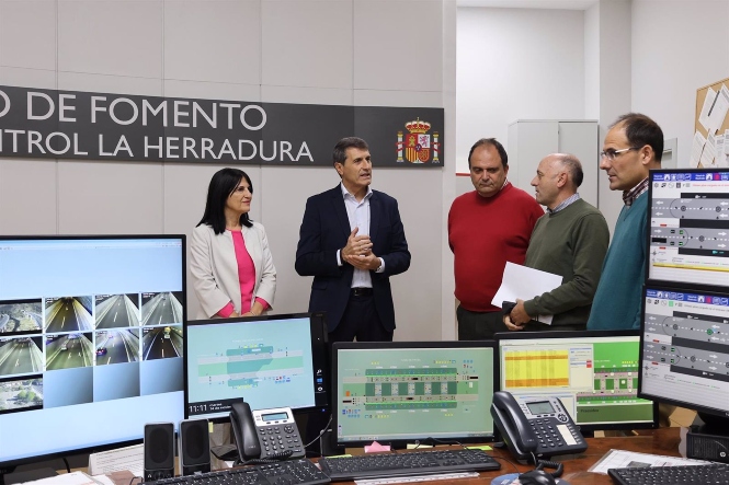 El delegado del Gobierno en Andalucía, Pedro Fernández, visita el centro de control de túneles de la Herradura (SUBELEGACIÓN DEL GOBIERNO EN GRANADA) El delegado del Gobierno en Andalucía, Pedro Fernández, visita el centro de control de túneles de la Herradura (SUBELEGACIÓN DEL GOBIERNO EN GRANADA)