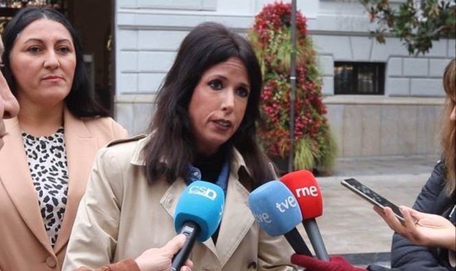 Martina Velarde atiende a los medios en presencia de Alejandra Durán (PODEMOS) 