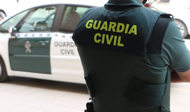 Un agente de la Guardia Civil, de espaldas, junto a un vehículo oficial (GUARDIA CIVIL)