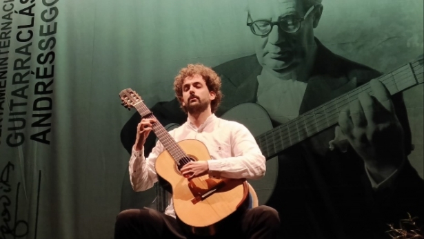 El guitarrista Yuki Saito durante su actuación (AYTO. ALMUÑÉCAR) 