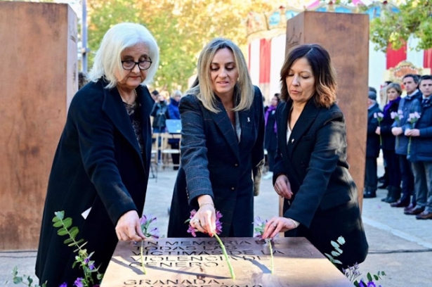 Entrega de ramo de flores en el monumento en homenaje a las víctimas de la violencia de género en Granada (AYUNTAMIENTO DE GRANADA)