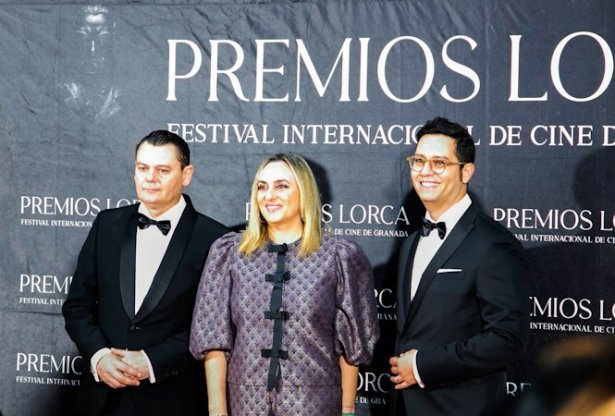 Jorge Onieva (i) y Gerardo Moreu (d), con la alcaldesa de Granada, Marifrán Carazo, en la clausura de la cuarta edición (PREMIOS LORCA)