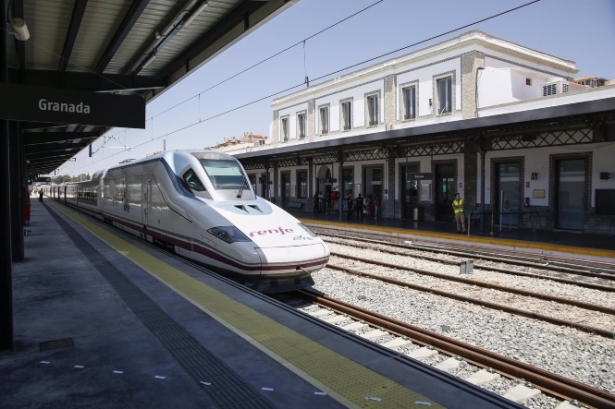 AVE a Granada, en imagen de archivo (ÁLEX CÁMARA / EUROPA PRESS)