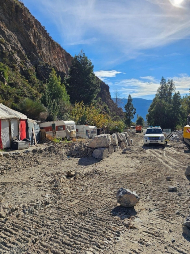 Trabajos en el cauce de río Sucio en Órgiva, con caravanas al fondo (AYUNTAMIENTO DE ÓRGIVA)