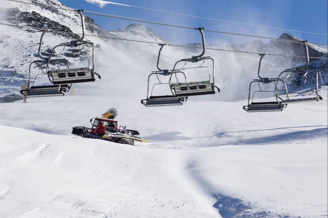 Máquinas pisapistas trabajan este sábado en Borreguiles para acondicionar el área esquiable de la estación de Sierra Nevada (CETURSA) 
