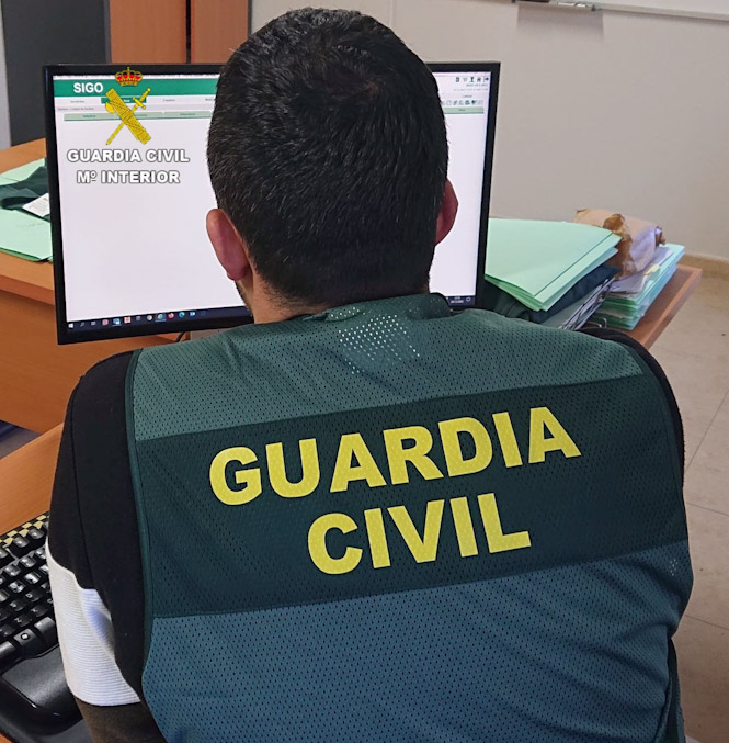 Un agente de la Guardia Civil mira la pantalla de un ordenador (GUARDIA CIVIL)