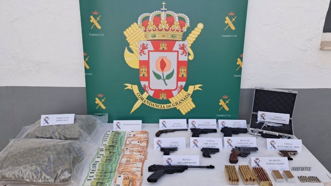 Armas y droga intervenida en una operación en Santa Fe (GUARDIA CIVIL)