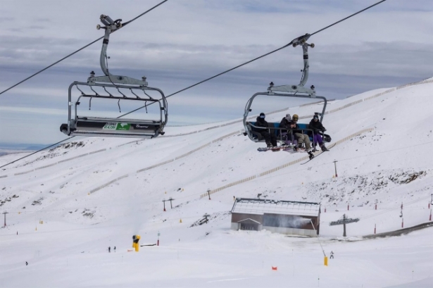 Usuarios en el primer día de apertura para el esquí de la estación de Sierra Nevada (CETURSA SIERRA NEVADA)