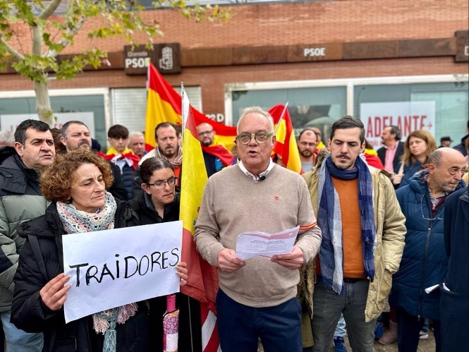 Vox asiste a la lectura del manifiesto de Denaes frente a la sede del PSOE de Granada (VOX GRANADA) 