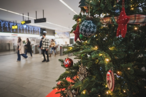Parada del metro con decoración navideña (JUNTA) 