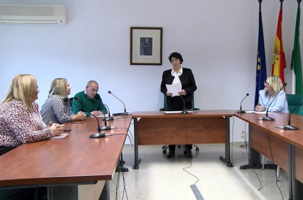 Mercedes Moreno, de pie en el Salón de Plenos del Ayuntamiento de El Pinar, en una imagen el Pleno de investidura tomada del canal de Youtube del Ayuntamiento (AYUNTAMIENTO)