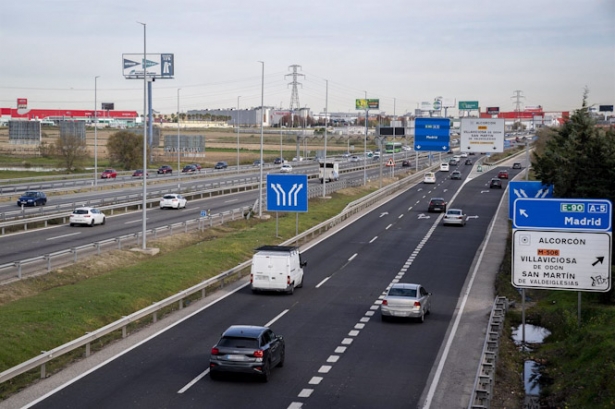 Varios coches circulando. Archivo (A. PÉREZ MECA - EUROPA PRESS)