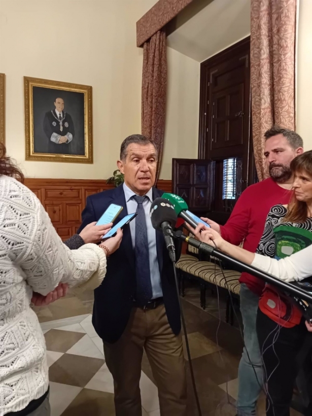 El presidente del TSJA, Lorenzo del Río, atiende a los medios de comunicación durante el tradicional encuentro navideño (EUROPA PRESS)