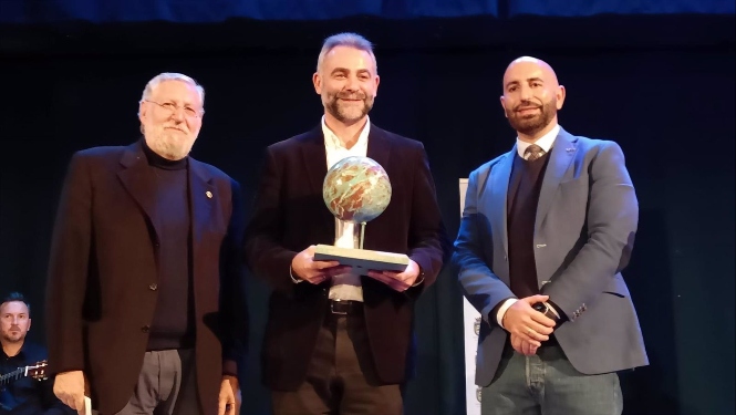 El poeta onubense Manuel José de Lara Ródenas recibe el galardón principal de los II Premios Internacional de Poesía La Herradura `Paulino Álvarez` (AYUNTAMIENTO DE ALMUÑÉCAR) El poeta onubense Manuel José de Lara Ródenas recibe el galardón principal de los II Premios Internacional de Poesía La Herradura `Paulino Álvarez` (AYUNTAMIENTO DE ALMUÑÉCAR)