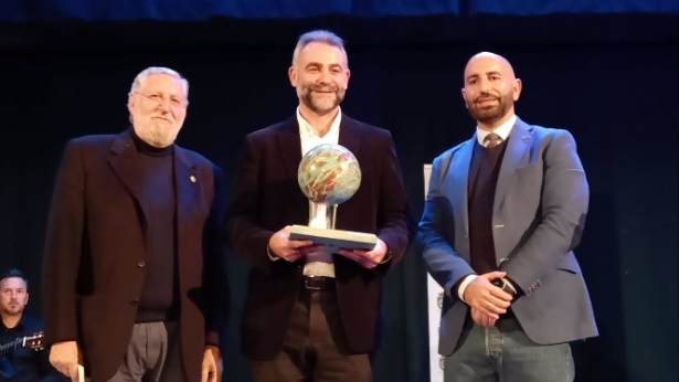 El poeta onubense Manuel José de Lara Ródenas recibe el galardón principal de los II Premios Internacional de Poesía La Herradura `Paulino Álvarez` (AYUNTAMIENTO DE ALMUÑÉCAR) 