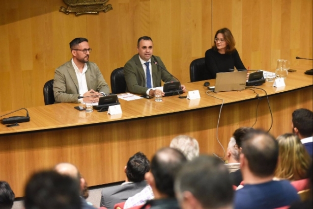 El presidente de la Diputación de Granada, Francis Rodríguez, en el centro en la imagen de archivo (DIPUTACIÓN DE GRANADA) 