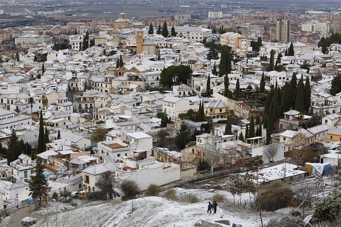 Pequeña nevada en la capital. En la imagen, la zona alta del Albaicin junto a San Miguel Alto (ÁLEX CÁMARA - EUROPA PRESS) Pequeña nevada en la capital. En la imagen, la zona alta del Albaicin junto a San Miguel Alto (ÁLEX CÁMARA - EUROPA PRESS)